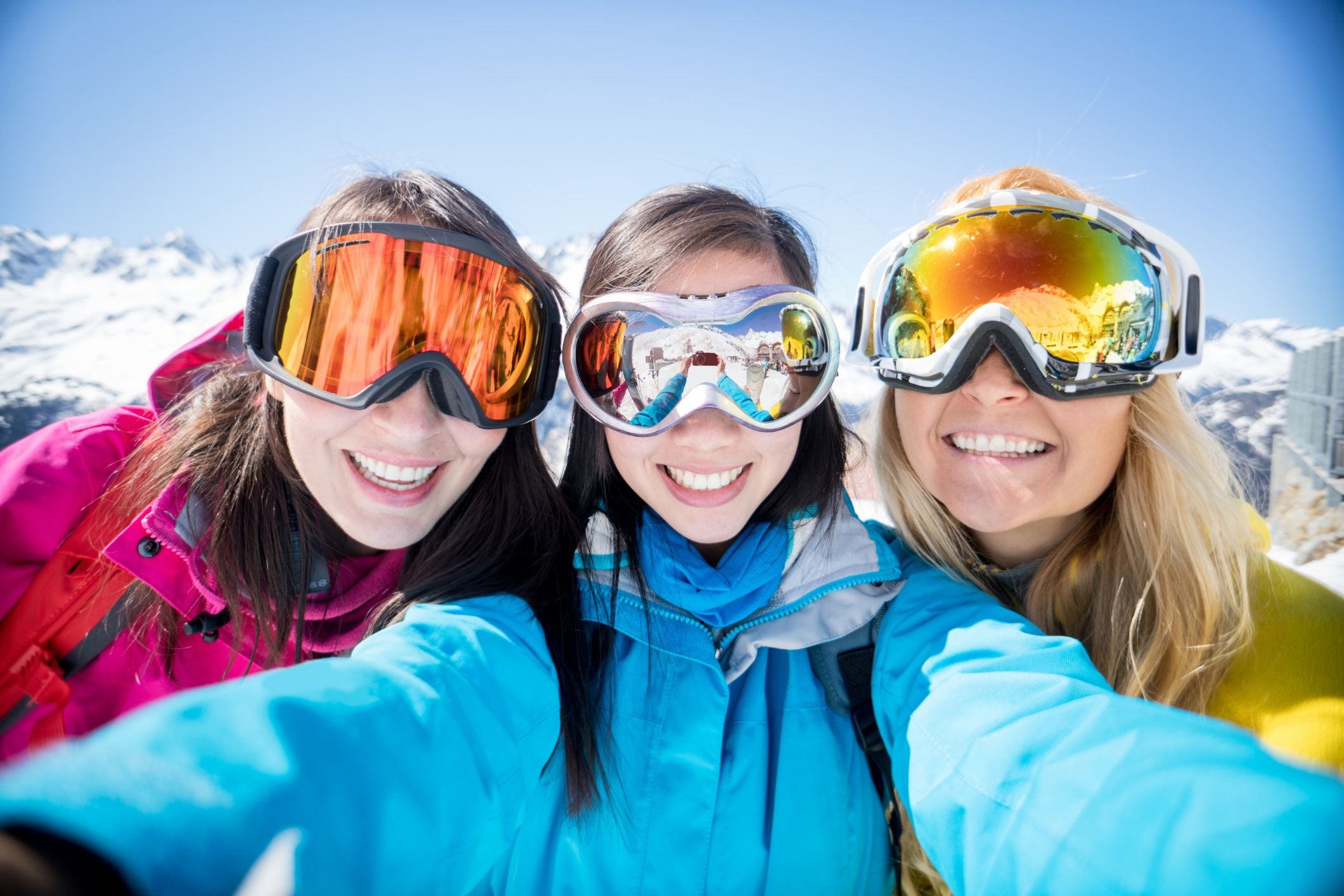 MUJERES EN LA NIEVE.jpg__PID:112b5873-8903-4aaf-a643-ff699e37e579